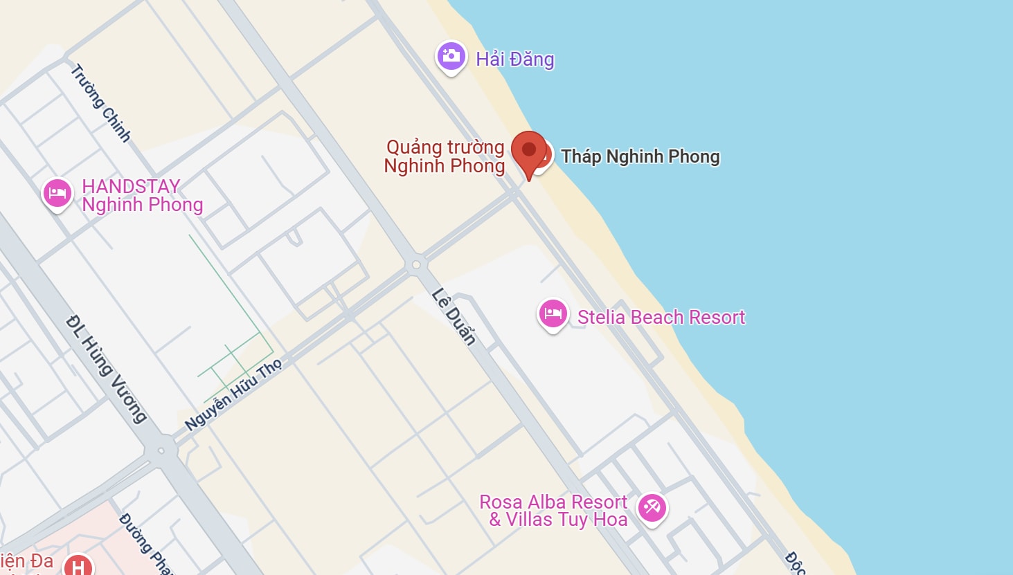 Vị trí đắc địa và giáp biển của tháp Nghinh Phong